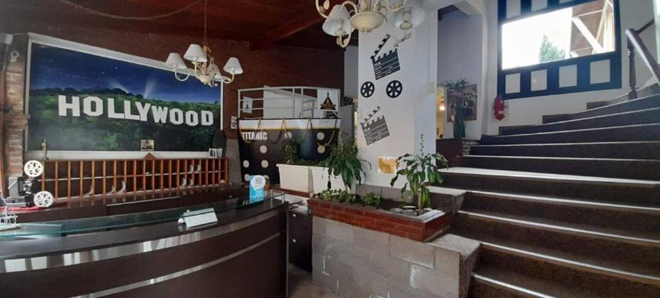 Hotel De Cine Las Golondrinas Villa Gesell Exterior photo